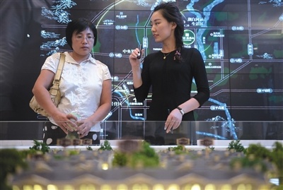 的售樓部設(shè)在下莊村村委會(huì)對(duì)面