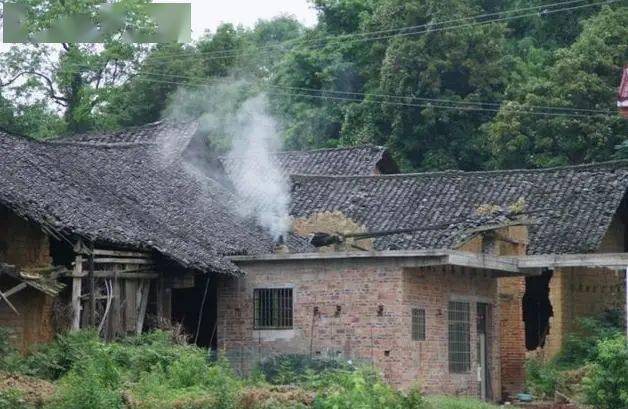 農(nóng)村有很多老房子都沒(méi)人住了
